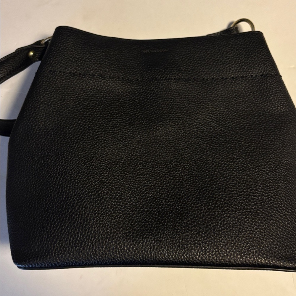 BLACK PEBBLED FAUX LEATHER HANDBAG/CROSSBODY T DESIGN GOLD TONED HARDWARE - Picture 4 of 7